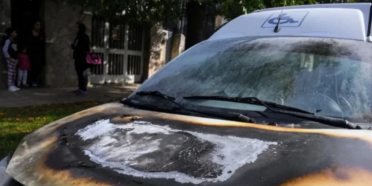 Rosario: At least 13 cars set on fire and left threats against Bullrich and Pullaro