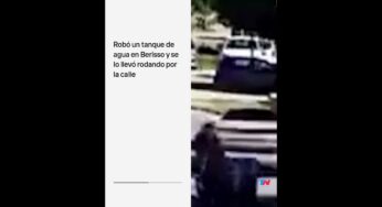 Video: Robó un tanque de agua en Berisso y se lo llevó rodando por la calle I #Shorts