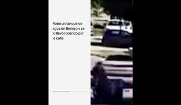 Video: Robó un tanque de agua en Berisso y se lo llevó rodando por la calle I #Shorts