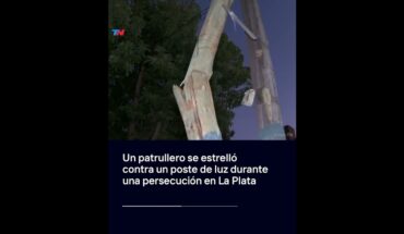 Video: Un patrullero se estrelló contra un poste de luz durante una persecución en La Plata I #Shorts