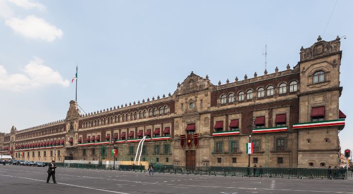 Agremiados de la CNTE atacan Palacio Nacional – MonitorExpresso.com