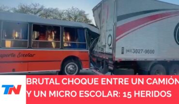 Video: Brutal choque entre un camión y un micro escolar en la General Paz: hay al menos 15 heridos