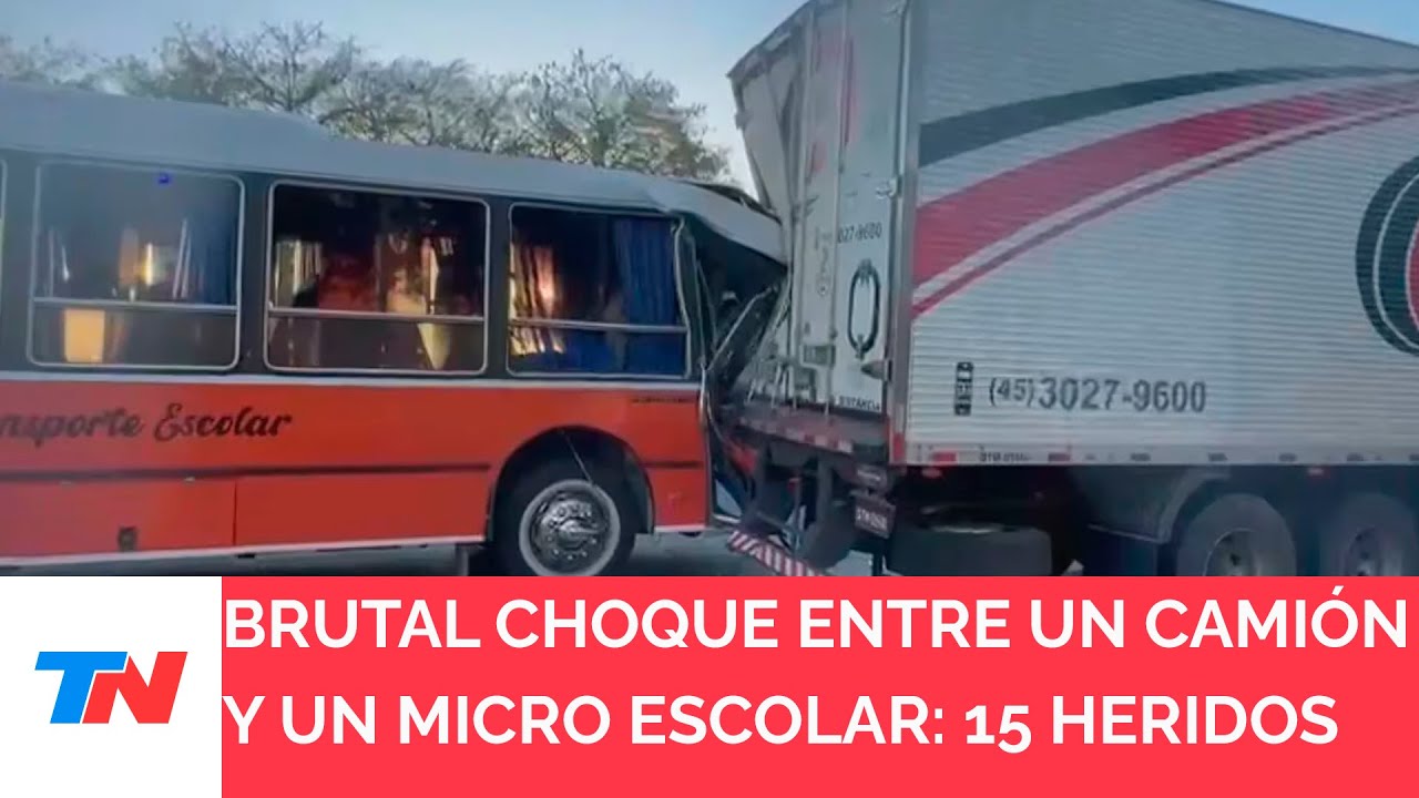 Brutal choque entre un camión y un micro escolar en la General Paz: hay al menos 15 heridos