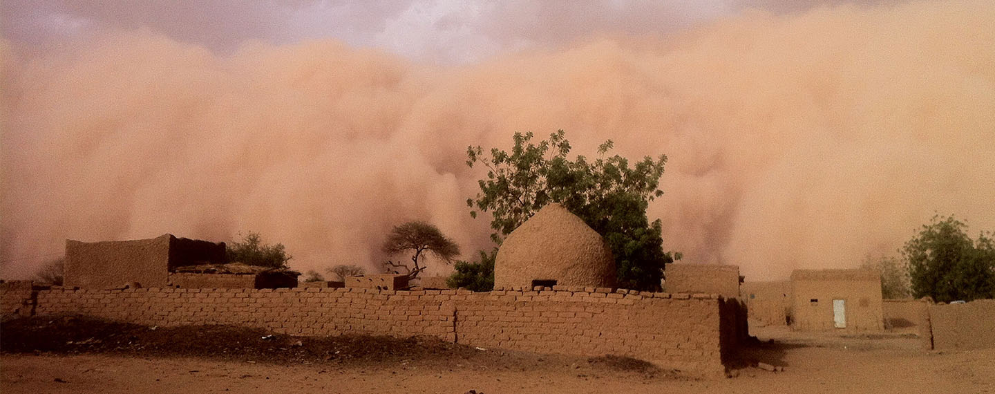 Tormenta de arena sobre unas casas en Níger. Seguridad en el Sahel