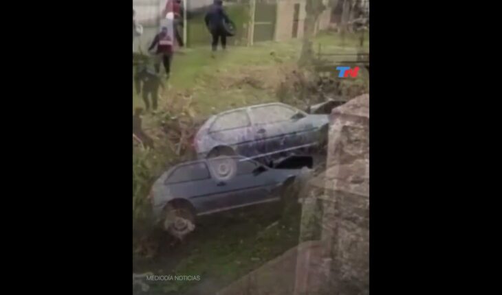 Video: Se accidentó con el auto, cayó una zanja y salió a pedir ayuda