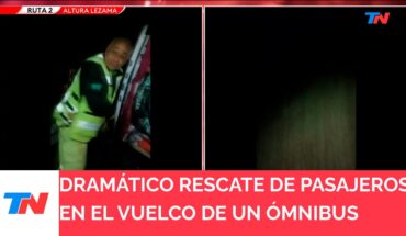 Video: “Tranquila, respirá”: el dramático rescate de los pasajeros del micro que volcó en la Ruta 2